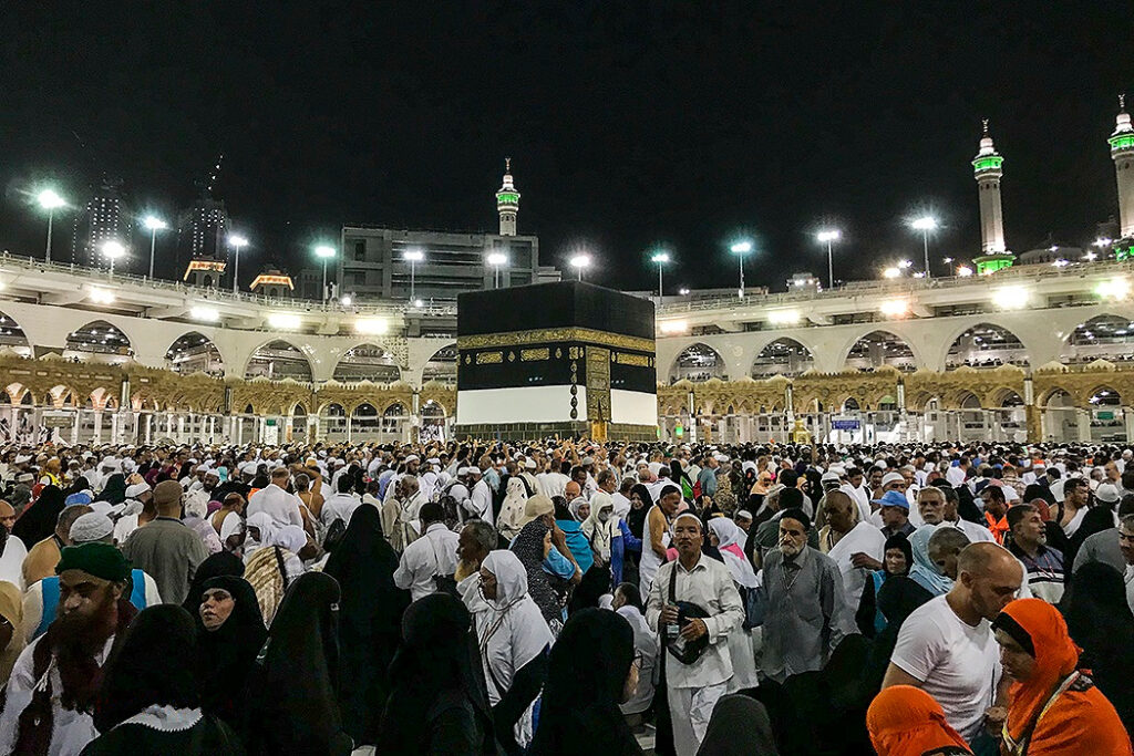 Jemaah mengelilingi Kaabah, 26 Ogos 2018. Foto arkib.