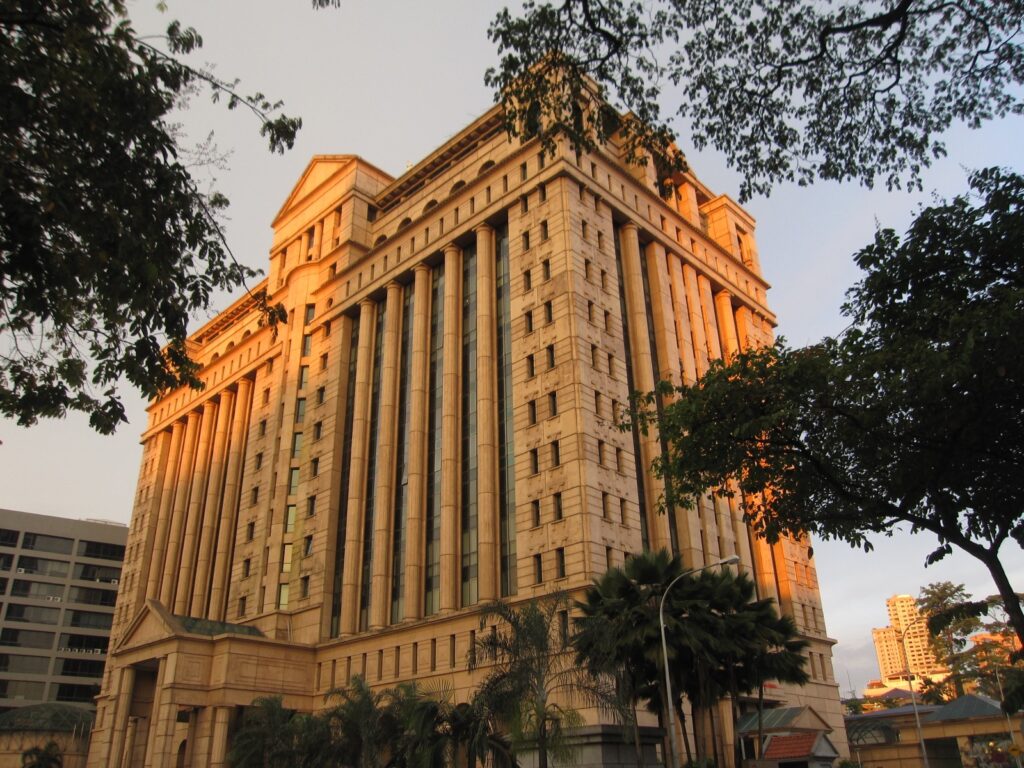 Bangunan Bursa Malaysia dilihat dari Persiaran Maybank, 18 Mei 2012. Foto arkib.