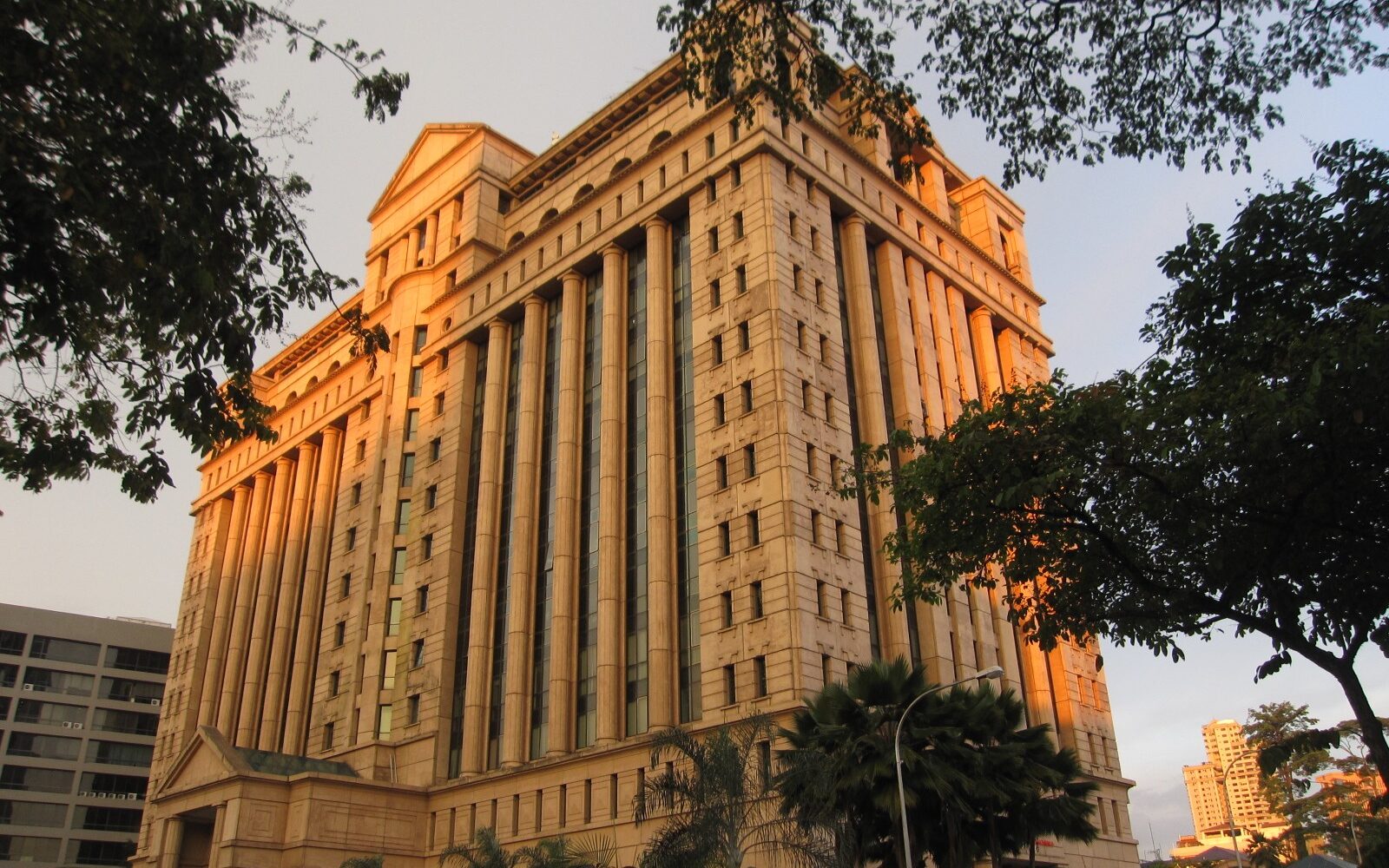 Bangunan Bursa Malaysia dilihat dari Persiaran Maybank, 18 Mei 2012. Foto arkib.