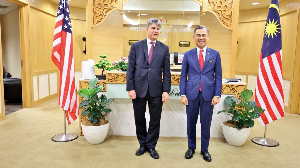 Fahmi Fadzil bersama Duta AS Brian McFeeters, foto arkib Januari 2023.