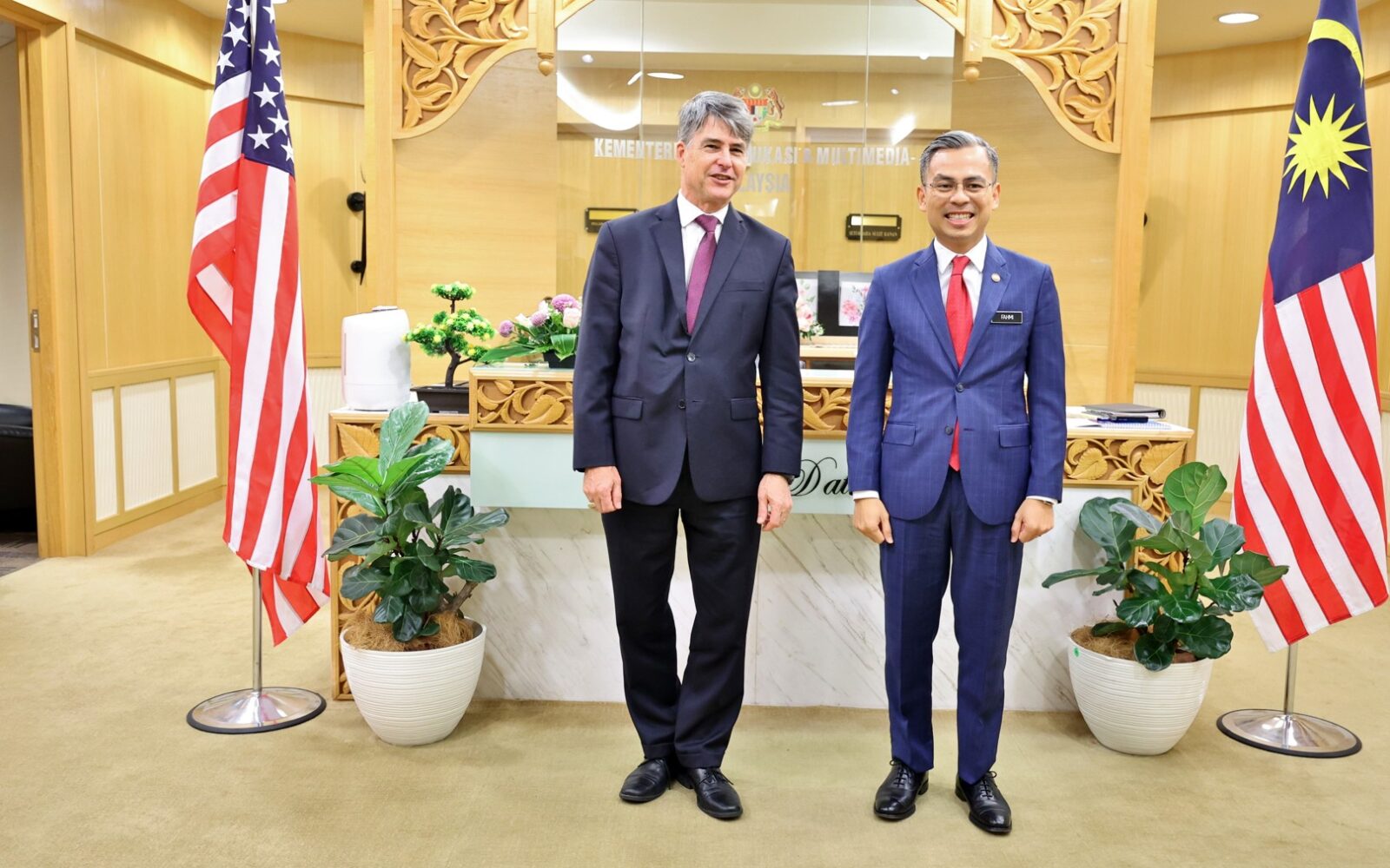 Fahmi Fadzil bersama Duta AS Brian McFeeters, foto arkib Januari 2023.