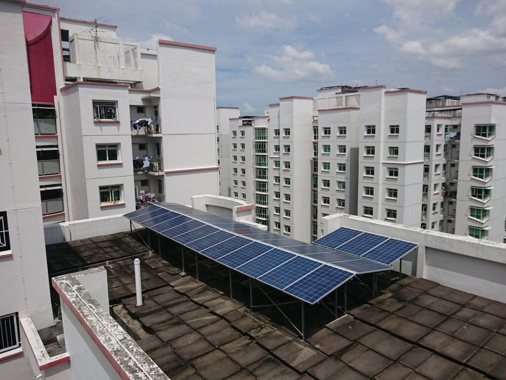Panel solar di atas blok HDB di Punggol, Singapura. Foto arkib Jun 2019.