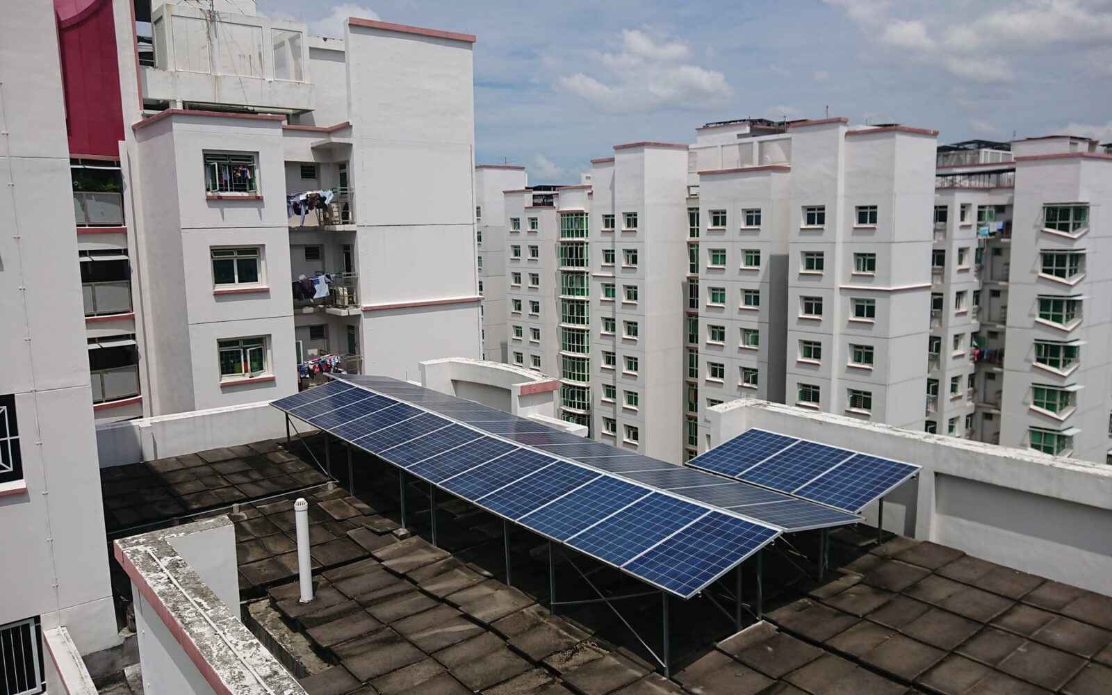 Panel solar di atas blok HDB di Punggol, Singapura. Foto arkib Jun 2019.