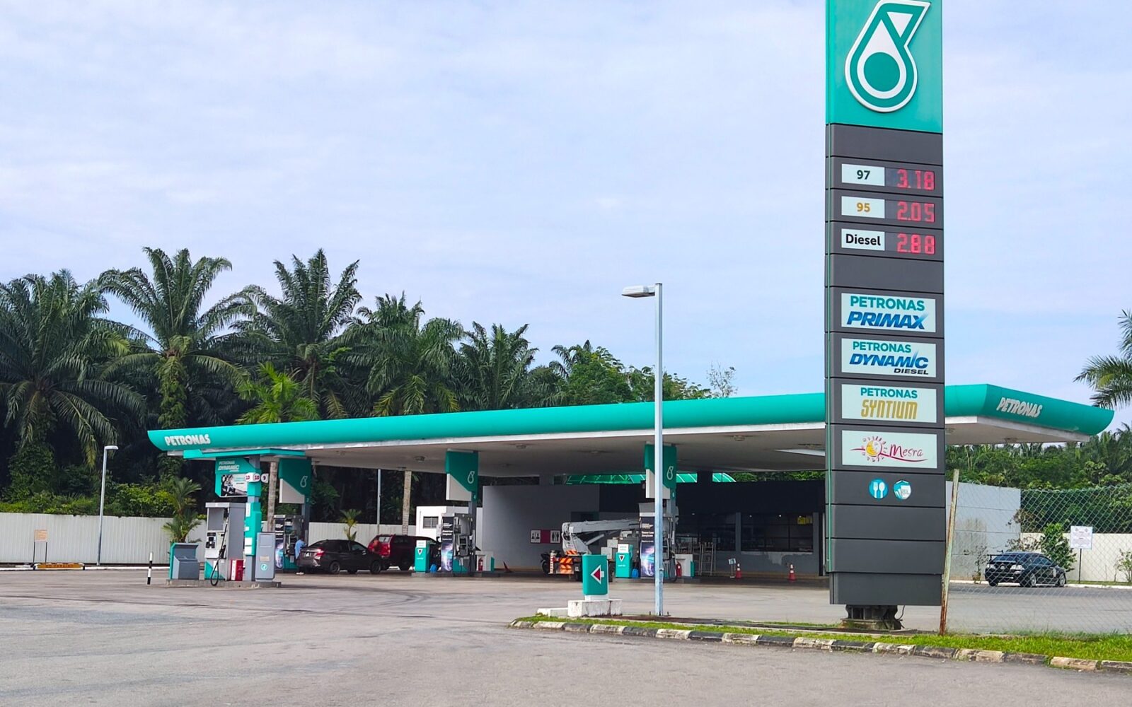 Stesen Petronas di Labis, arah Segamat, 21 April 2025. Foto arkib untuk konteks bahan api.